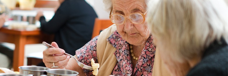 کدام سالمندان بیشتر در معرض ابتلا به سوءتغذیه قرار دارند؟